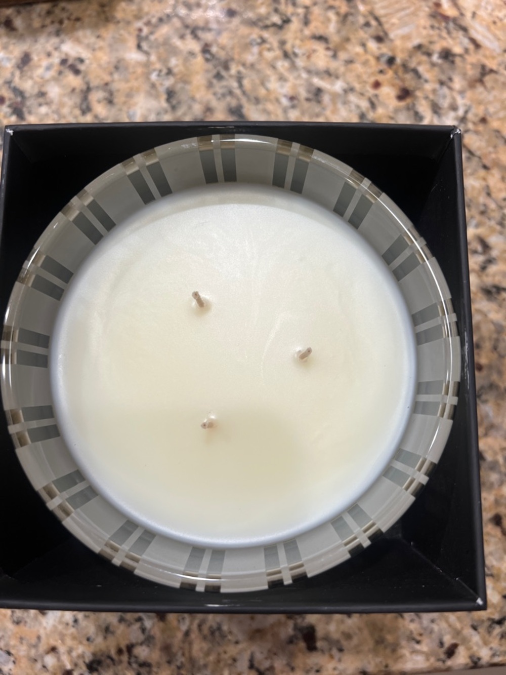 NEST Fragrances Orange Blossom Candle in Black & Orange Packaging - Picture 3 of 6